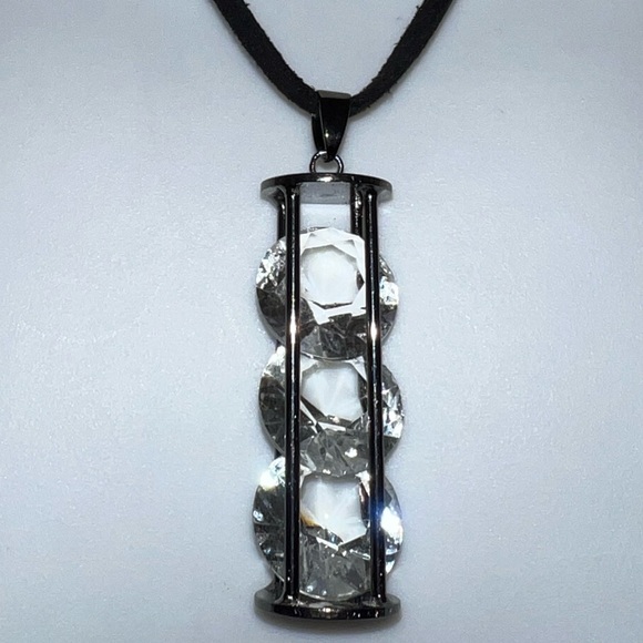 GORGEOUS CRYSTAL TRIO PENDANT ON LEATHER NECKLACE - Picture 4 of 4